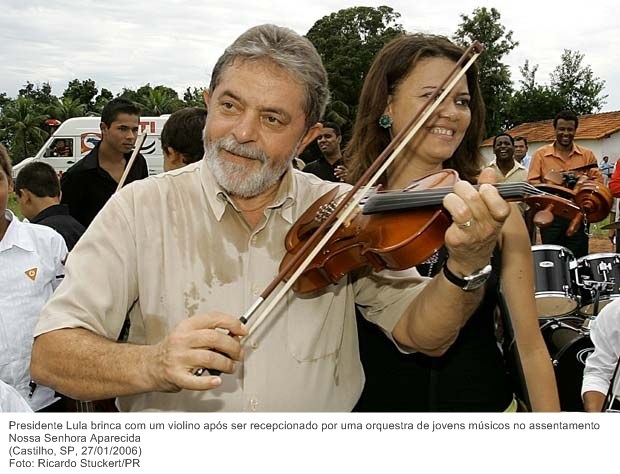 Presidente Lula brinca com um violino após ser recepcionado por uma orquestra de jovens músicos no assentamento Nossa Senhora Aparecida.jpg