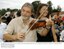 Presidente Lula brinca com um violino após ser recepcionado por uma orquestra de jovens músicos no assentamento Nossa Senhora Aparecida.jpg