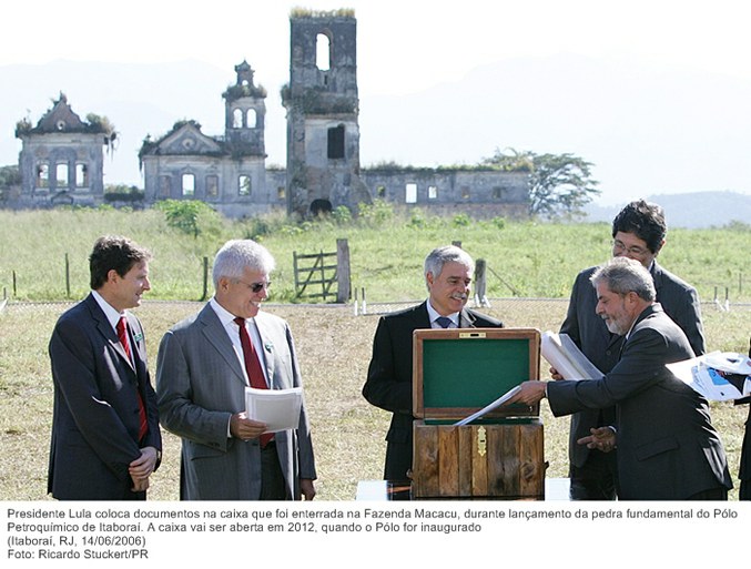 Presidente Lula coloca documentos na caixa que foi enterrada na Fazenda Macacu, durante lançamento da pedra fundamental do Pólo Petroquímico de Itaboraí.jpg