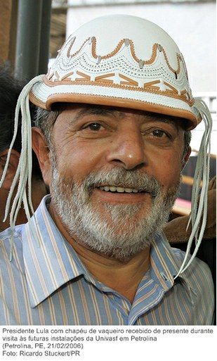 Presidente Lula com chapéu de vaqueiro recebido de presente durante visita às futuras instalações da Univasf em Petrolina.jpg