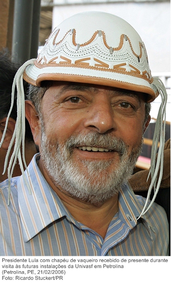 Presidente Lula com chapéu de vaqueiro recebido de presente durante visita às futuras instalações da Univasf em Petrolina.jpg