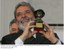 Presidente Lula com o busto de Santos Dumont, nas comemorações do Centenário do Vôo do 14 Bis.jpg