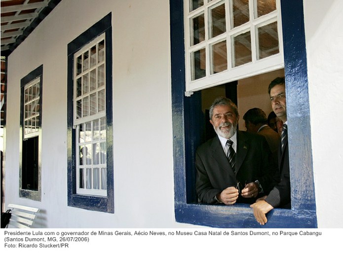 Presidente Lula com o governador de Minas Gerais, Aécio Neves, no Museu Casa Natal de Santos Dumont, no Parque Cabangu.jpg