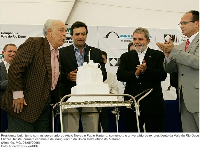 Presidente Lula, com os gov. Aécio Neves e Paulo Hartung, comemora o aniversário do ex-presidente da Vale do Rio Doce, Eliezer Batista, na cerim. de inaug. da Usina Hidrelétrica de Aimóres.jpg