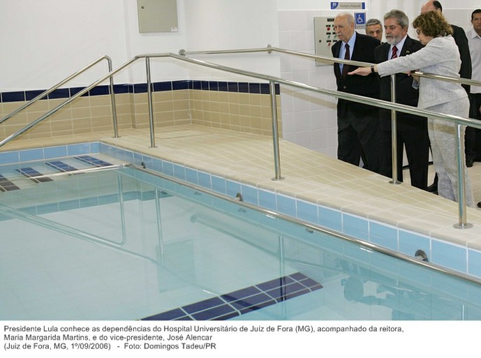 Presidente Lula conhece as dependências do Hospital Universitário de Juiz de Fora (MG), acompanhado da reitora, Maria Margarida Martins, e do vice-presidente, José Alencar.jpg