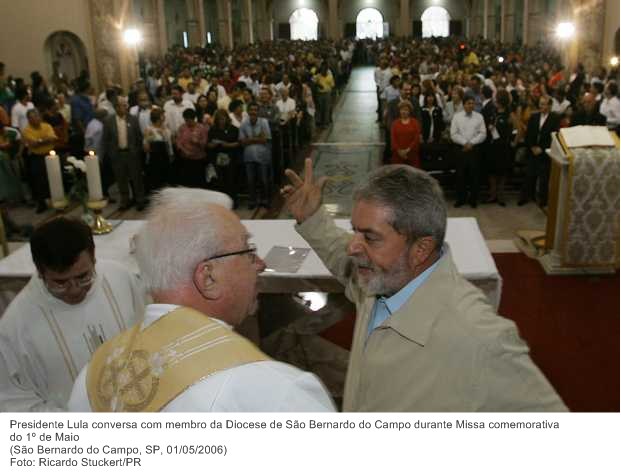 Presidente Lula conversa com membro da Diocese de São Bernardo do Campo durante Missa comemorativa do 1º de Maio.jpg