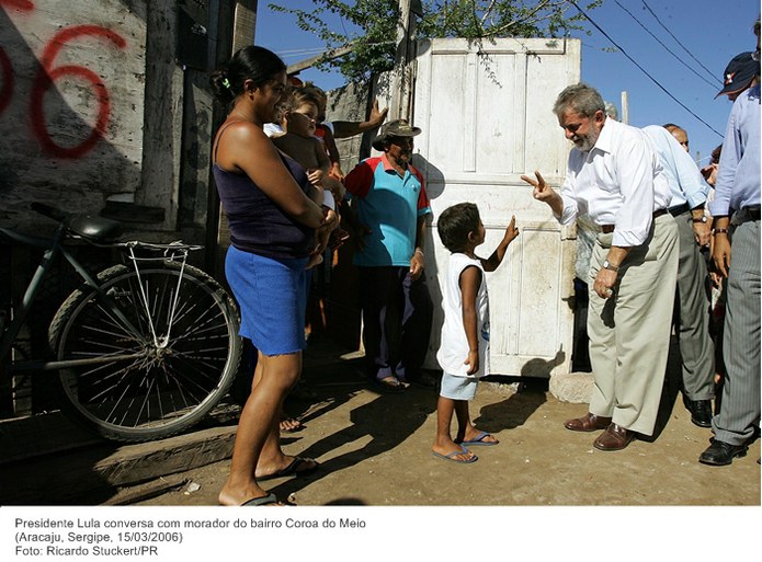 Presidente Lula conversa com morador do bairro Coroa do Meio.jpg