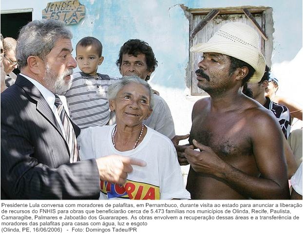 Presidente Lula conversa com moradores de palafitas, em Pernambuco, durante visita ao estado para anunciar a liberação de recursos do FNHIS para obras que beneficiarão cerca de 5.473 famílias.jpg