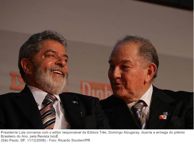 Presidente Lula conversa com o editor responsável da Editora Três, Domingo Alzugaray, duante a entrega do prêmio Brasileiro do Ano, pela Revista IstoÉ.jpg