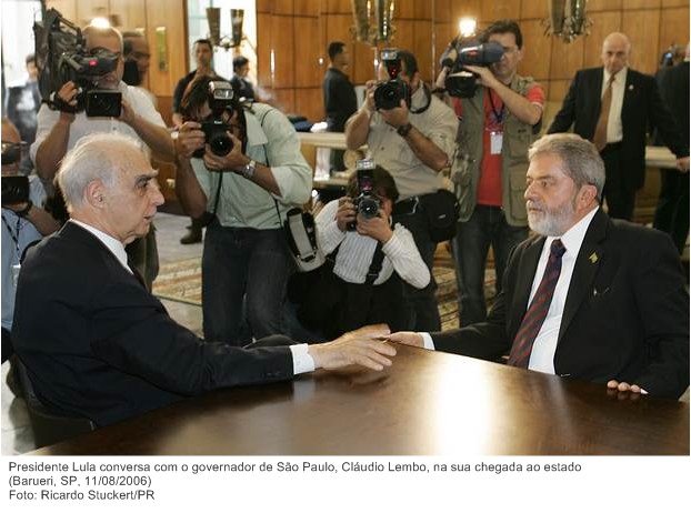 Presidente Lula conversa com o governador de São Paulo, Cláudio Lembo, na sua chegada ao estado.jpg