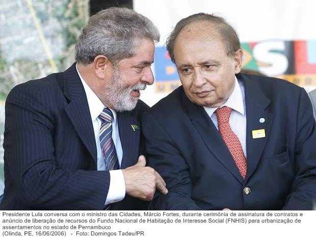 Presidente Lula conversa com o ministro das Cidades, Márcio Fortes, durante cerimônia de assinatura de contratos e anúncio de liberação de recursos do Fundo Nacional de Habitação.jpg