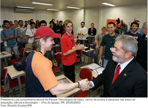 Presidente Lula cumprimenta alunos do Parque Tecnológico de Itaipu, centro de ensino e pesquisa nas áreas de educação, ciência e tecnologia.jpg