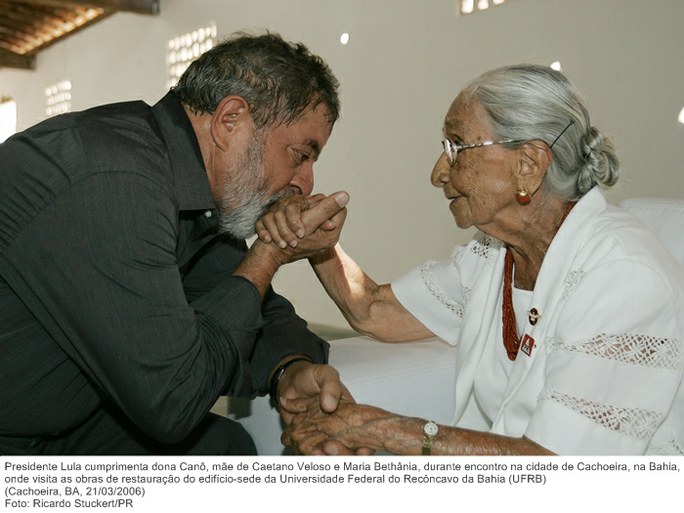 Presidente Lula cumprimenta dona Canô, mãe de Caetano Veloso e Maria Bethânia, durante encontro na cidade de Cachoeira, na Bahia.jpg