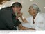 Presidente Lula cumprimenta dona Canô, mãe de Caetano Veloso e Maria Bethânia, durante encontro na cidade de Cachoeira, na Bahia.jpg