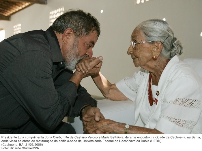 Presidente Lula cumprimenta dona Canô, mãe de Caetano Veloso e Maria Bethânia, durante encontro na cidade de Cachoeira, na Bahia.jpg