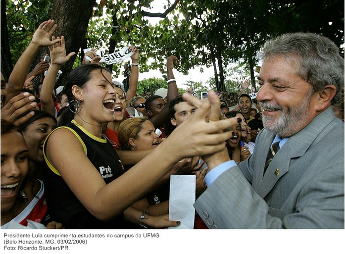 Presidente Lula cumprimenta estudantes no campus da UFMG.jpg