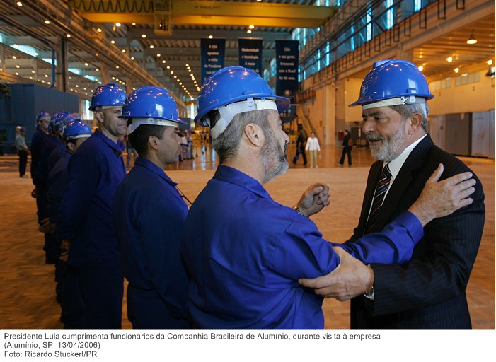 Presidente Lula cumprimenta funcionários da Companhia Brasileira de Alumínio, durante visita à empresa.jpg