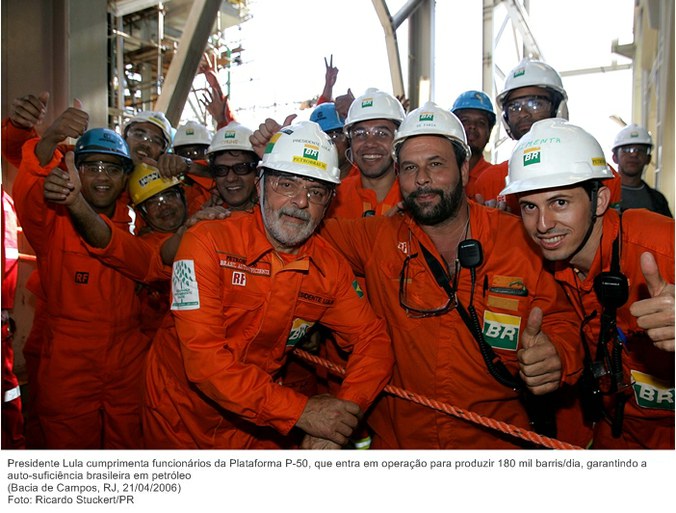 Presidente Lula cumprimenta funcionários da Plataforma P-50, que entra em operação para produzir 180 mil barrisdia, garantindo a auto-suficiência brasileira em petróleo.jpg