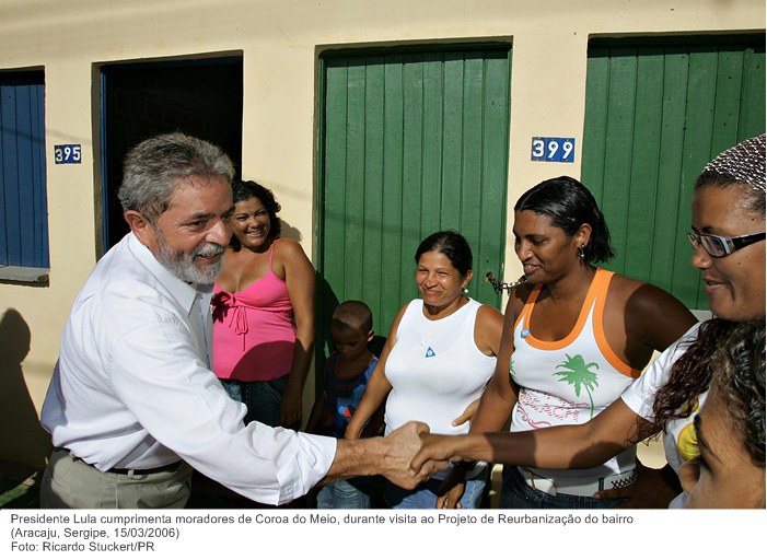 Presidente Lula cumprimenta moradores de Coroa do Meio, durante visita ao Projeto de Reurbanização do bairro.jpg