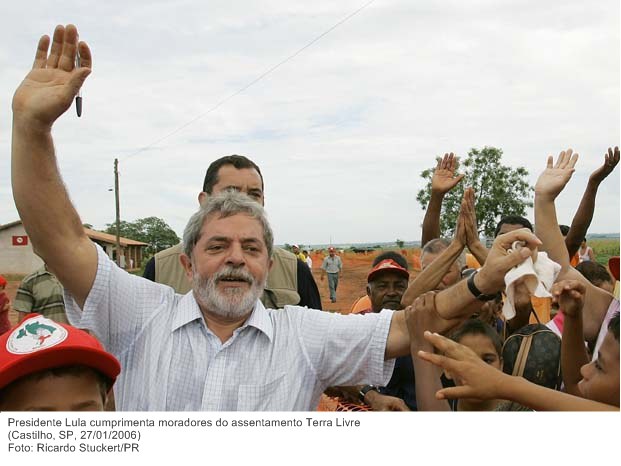 Presidente Lula cumprimenta moradores do assentamento Terra Livre.jpg