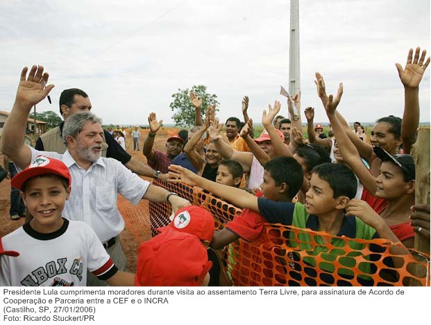 Presidente Lula cumprimenta moradores durante visita ao assentamento Terra Livre, para assinatura de Acordo de Cooperação e Parceria entre a CEF e o INCRA.jpg