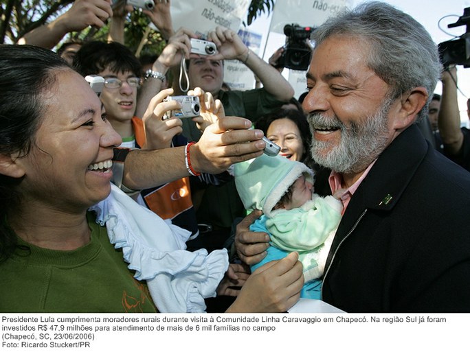 Presidente Lula cumprimenta moradores rurais durante visita à Comunidade Linha Caravaggio em Chapecó.jpg