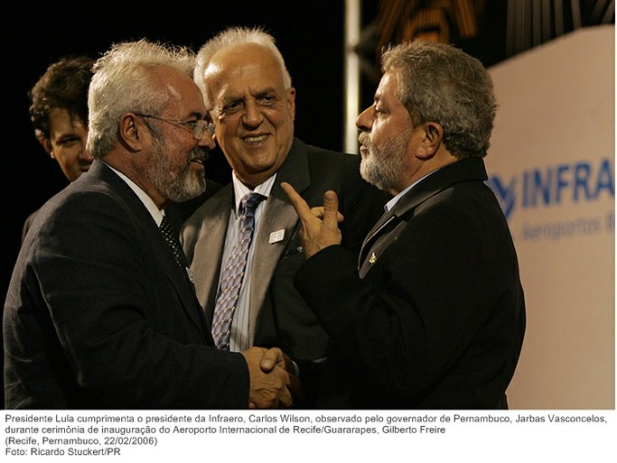 Presidente Lula cumprimenta o pres. da Infraero, Carlos Wilson, durante cerimônia de inauguração do Aeroporto Internacional de Recife-Guararapes, Gilberto Freire.jpg