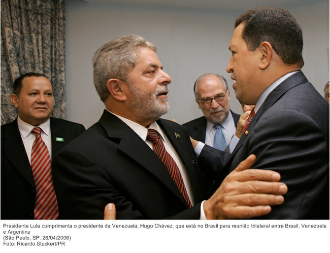 Presidente Lula cumprimenta o presidente da Venezuela, Hugo Chávez, que está no Brasil para reunião trilateral entre Brasil, Venezuela e Argentina.jpg