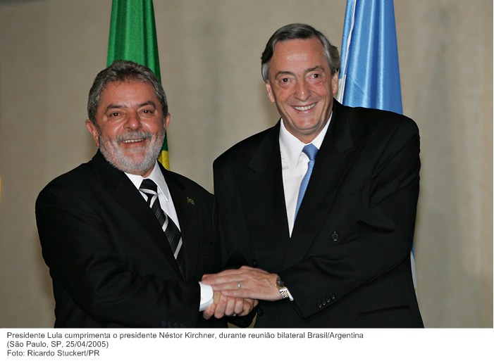 Presidente Lula cumprimenta o presidente Néstor Kirchner, durante reunião bilateral Brasil-Argentina.jpg
