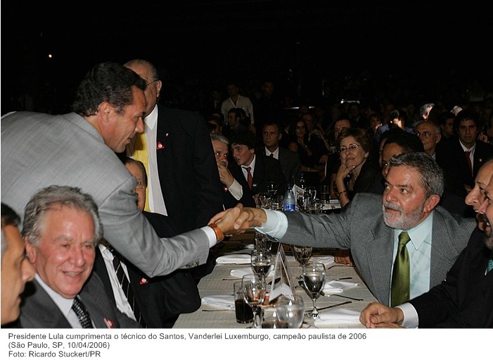 Presidente Lula cumprimenta o técnico do Santos, Vanderlei Luxemburgo, campeão paulista de 2006.jpg