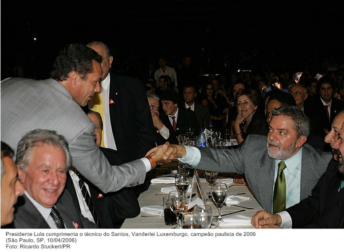 Presidente Lula cumprimenta o técnico do Santos, Vanderlei Luxemburgo, campeão paulista de 2006.jpg