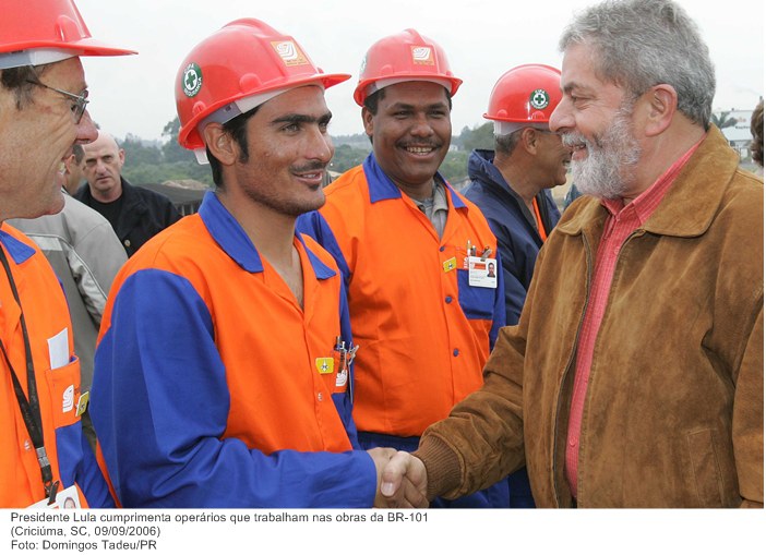 Presidente Lula cumprimenta operários que trabalham nas obras da BR-101.jpg