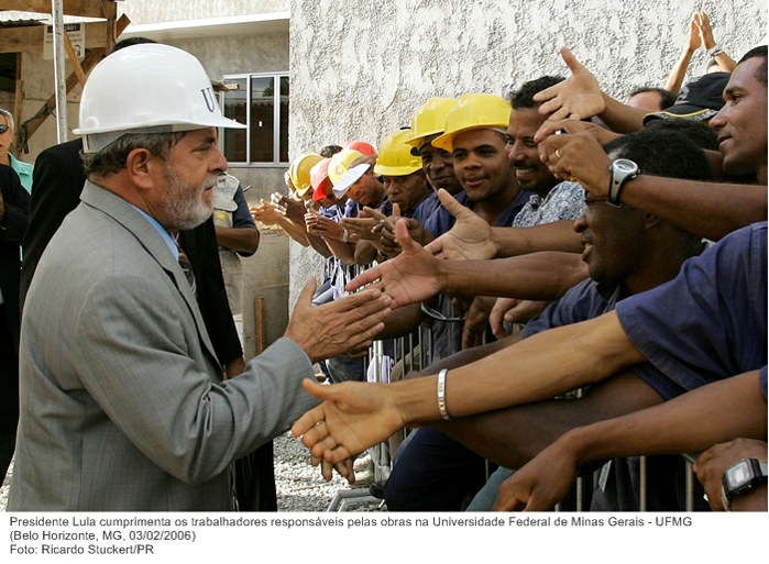 Presidente Lula cumprimenta os trabalhadores responsáveis pelas obras na Universidade Federal de Minas Gerais - UFMG (2).jpg