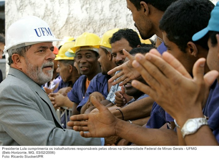Presidente Lula cumprimenta os trabalhadores responsáveis pelas obras na Universidade Federal de Minas Gerais - UFMG.jpg