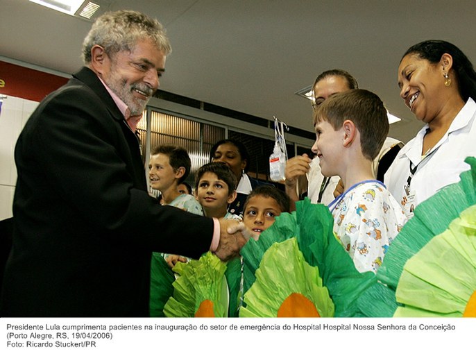 Presidente Lula cumprimenta pacientes na inauguração do setor de emergência do Hospital Hospital Nossa Senhora da Conceição.jpg