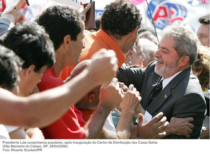 Presidente Lula cumprimenta populares, após inauguração do Centro de Distribuição das Casas Bahia.jpg