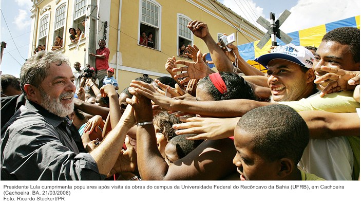 Presidente Lula cumprimenta populares após visita às obras do campus da Universidade Federal do Recôncavo da Bahia (UFRB), em Cachoeira.jpg