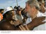 Presidente Lula cumprimenta populares após visitar o projeto de reurbanização do bairro Coroa do Meio.jpg