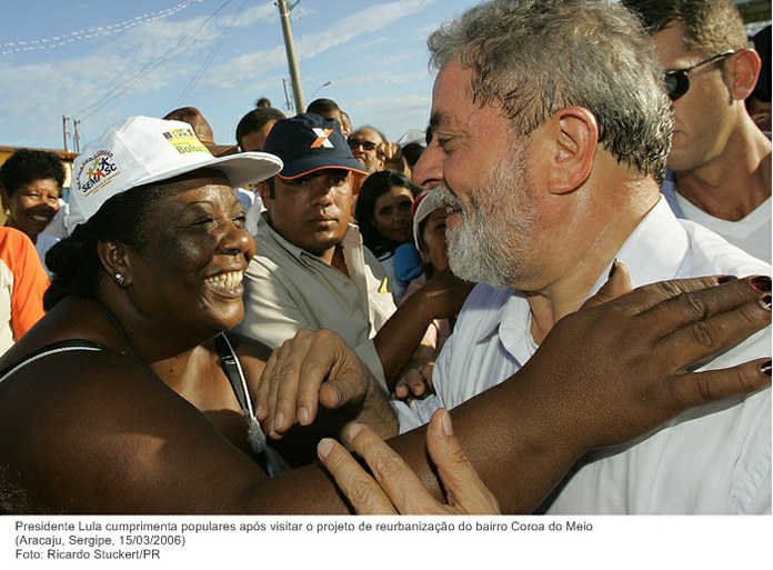 Presidente Lula cumprimenta populares após visitar o projeto de reurbanização do bairro Coroa do Meio.jpg