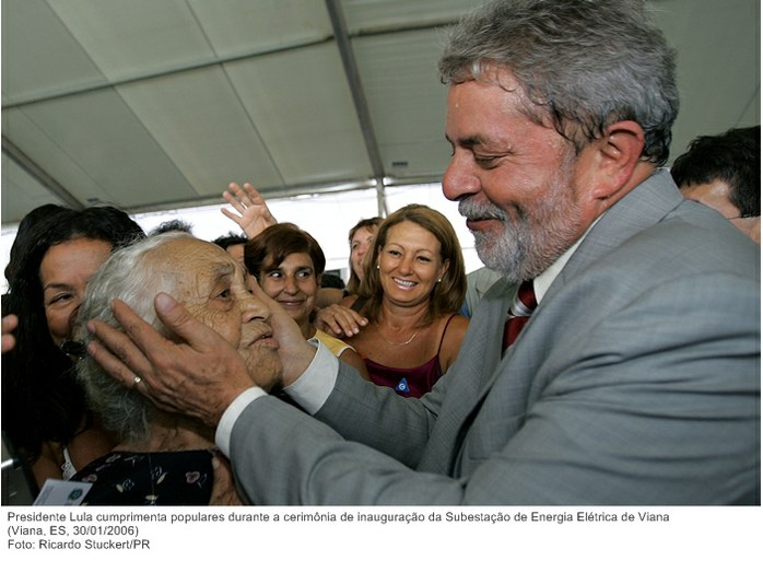 Presidente Lula cumprimenta populares durante a cerimônia de inauguração da Subestação de Energia Elétrica de Viana.jpg
