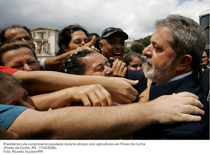 Presidente Lula cumprimenta populares durante almoço com agricultores em Flores da Cunha.jpg