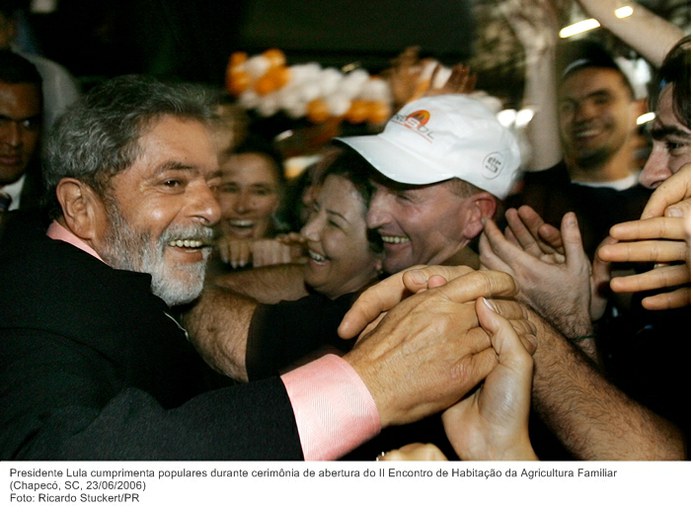 Presidente Lula cumprimenta populares durante cerimônia de abertura do II Encontro de Habitação da Agricultura Familiar.jpg