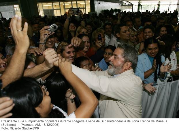 Presidente Lula cumprimenta populares durante chegada à sede da Superintendência da Zona Franca de Manaus (Suframa).jpg