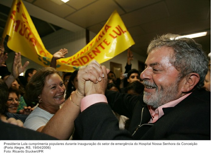 Presidente Lula cumprimenta populares durante inauguração do setor de emergência do Hospital Nossa Senhora da Conceição.jpg