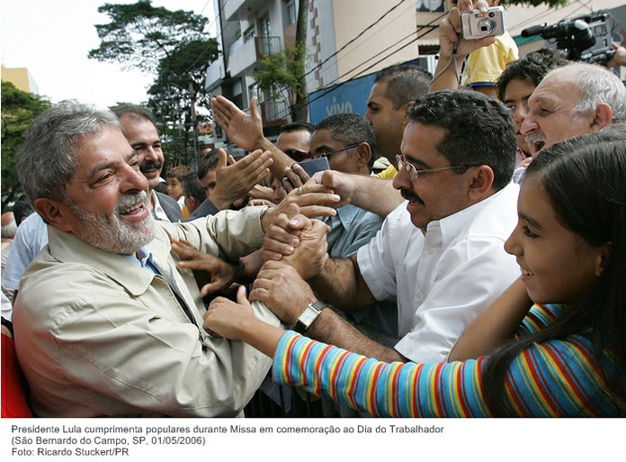 Presidente Lula cumprimenta populares durante Missa em comemoração ao Dia do Trabalhador (2).jpg