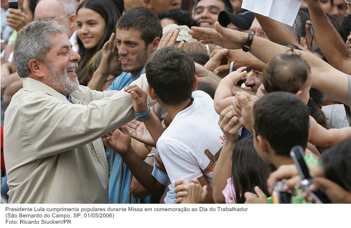 Presidente Lula cumprimenta populares durante Missa em comemoração ao Dia do Trabalhador.jpg