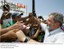 Presidente Lula cumprimenta populares durante visita a Barra do Bugres, onde participou da inauguração da unidade de biodiesel da Usina Barralcool.jpg