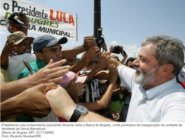 Presidente Lula cumprimenta populares durante visita a Barra do Bugres, onde participou da inauguração da unidade de biodiesel da Usina Barralcool.jpg