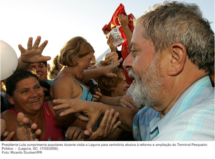 Presidente Lula cumprimenta populares durante visita a Laguna para cerimônia alusiva à reforma e ampliação do Terminal Pesqueiro Público (2).jpg