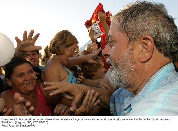 Presidente Lula cumprimenta populares durante visita a Laguna para cerimônia alusiva à reforma e ampliação do Terminal Pesqueiro Público (2).jpg